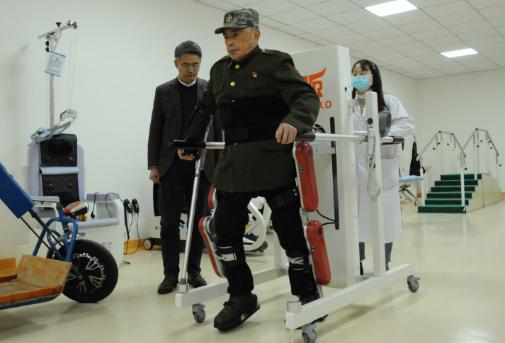 科技造福残障人士：坐了40年轮椅的这位老兵站起